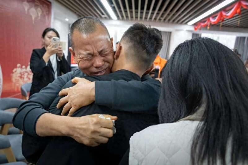 31 年的等待！绵阳男子终于与失踪儿子相拥，泪目