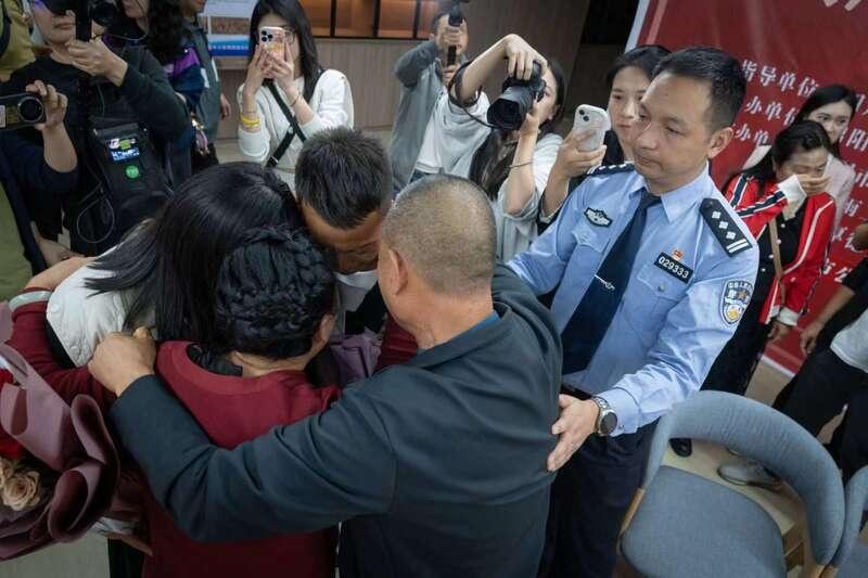 31 年的等待！绵阳男子终于与失踪儿子相拥，泪目  第2张