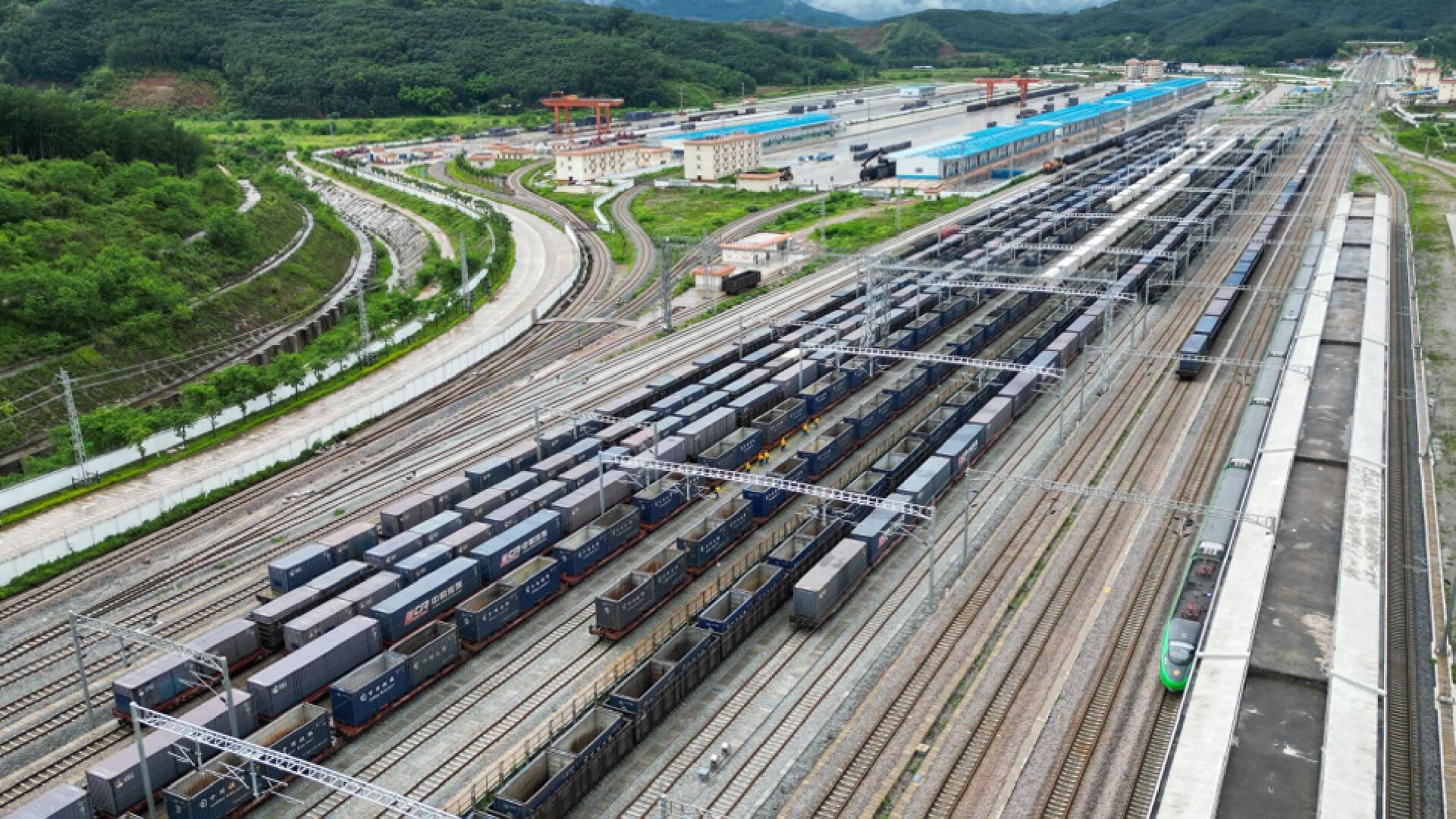 70 万！中老铁路磨憨列检作业场货运车辆安检量惊人  第1张