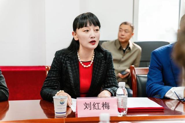 100 万捐赠！青岛黄海制药助力实验初中，教育发展基金会颁发证书  第5张
