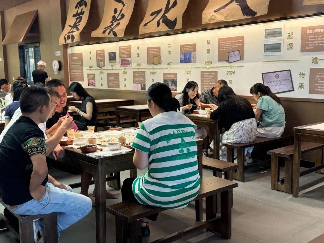 国庆假期，湖南高速广通公司辖下服务区单日流量高达 4134 辆次  第1张