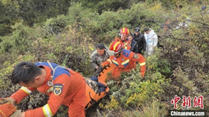 七旬老人寻牛被困深山，消防公安 10 小时生死营救  第1张