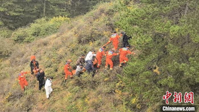 七旬老人寻牛被困深山，消防公安 10 小时生死营救  第2张