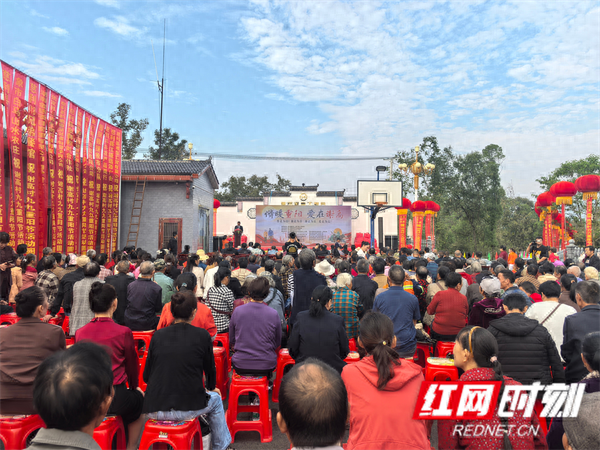 张家界一村庄举办重阳节活动，为老人发放慰问金和大米  第1张