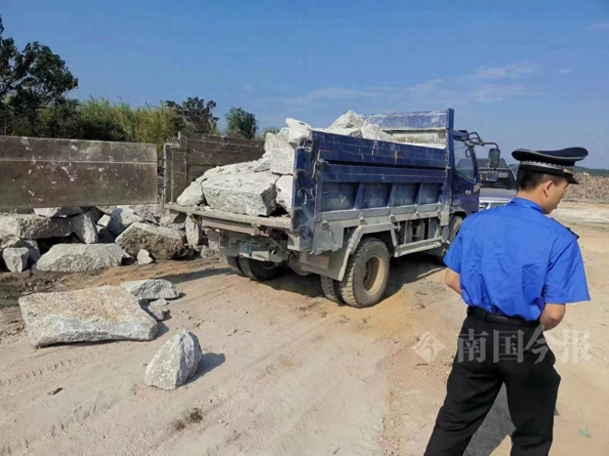 野马车倾倒建筑垃圾，朋友保证不会被查，结果如何？  第1张