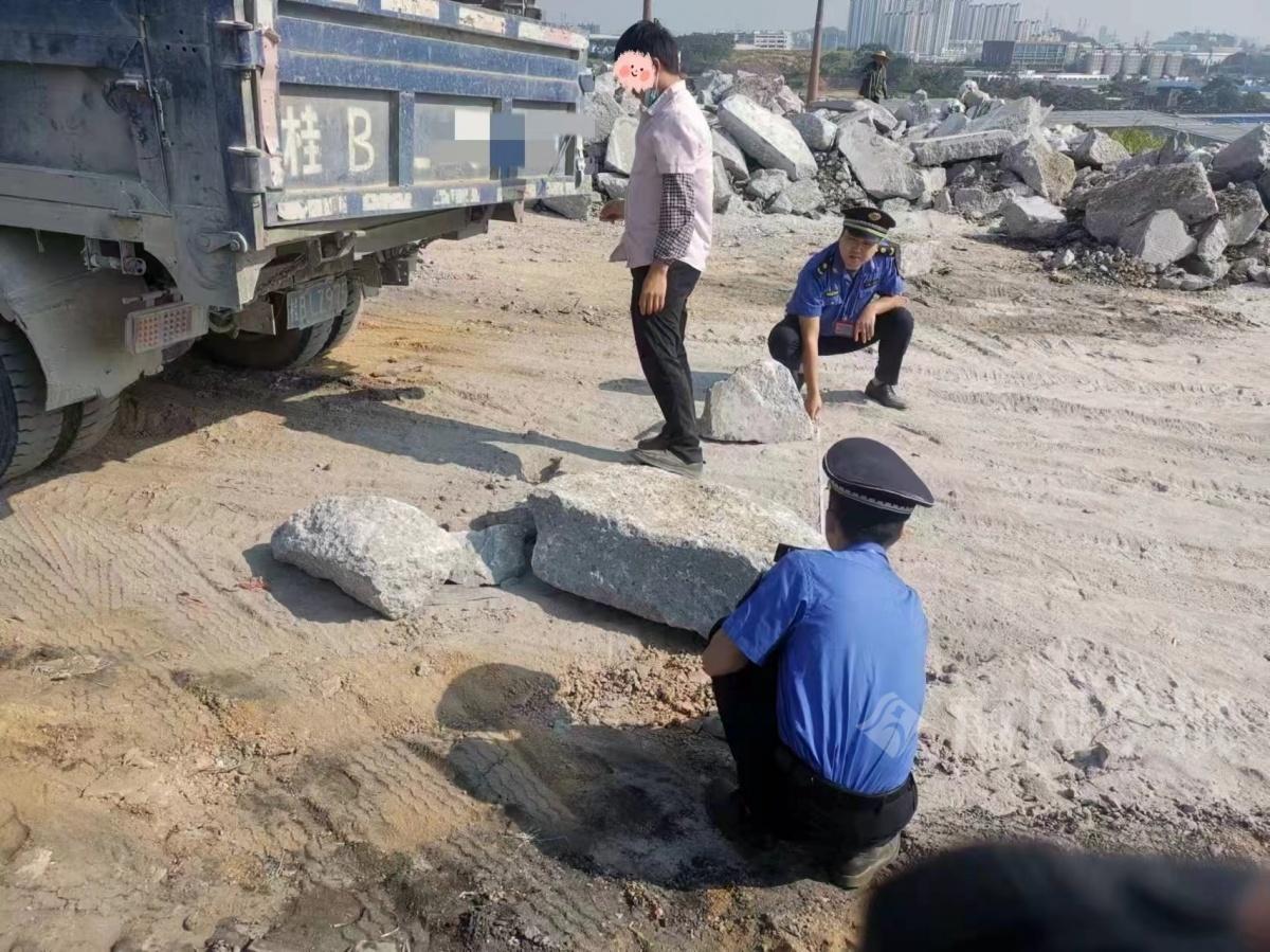 野马车倾倒建筑垃圾，朋友保证不会被查，结果如何？  第2张