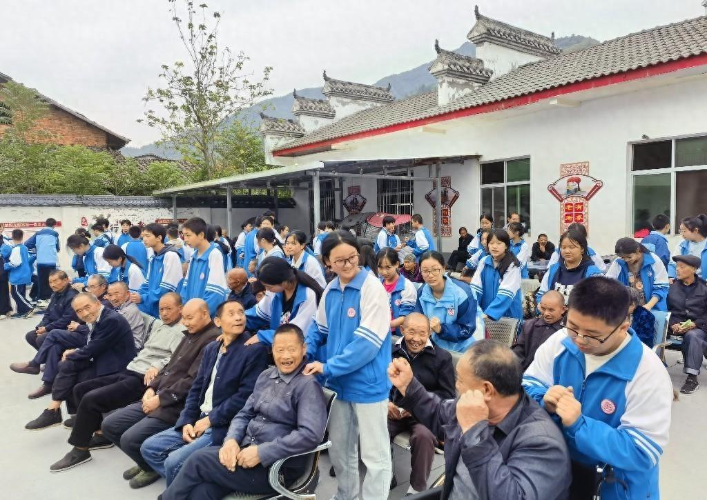 平利县洛河初级中学重阳节活动：学生为老人送祝福，用行动诠释孝心  第1张