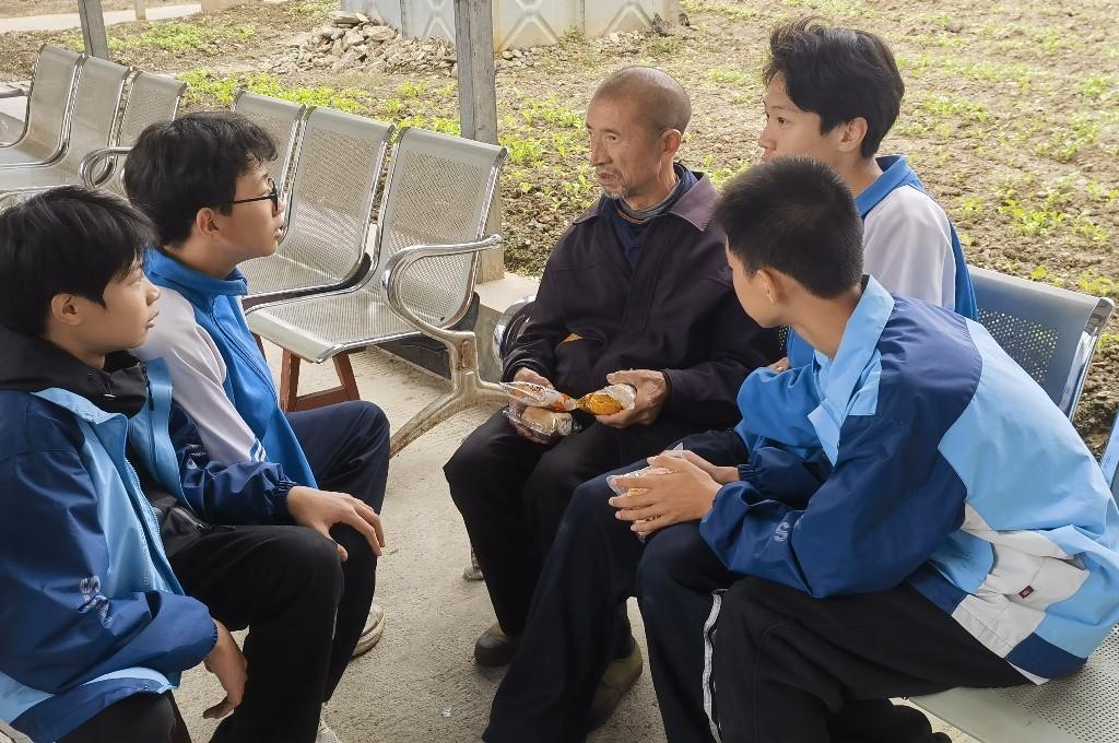 平利县洛河初级中学重阳节活动：学生为老人送祝福，用行动诠释孝心  第2张