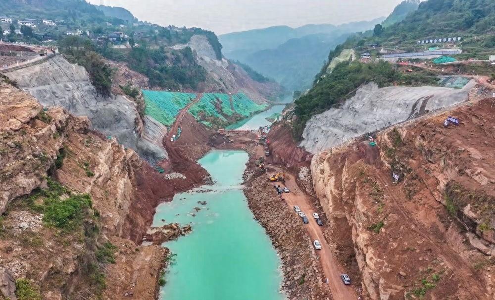 重庆藻渡水库大坝下河成功截流，标志着工程建设进入新阶段