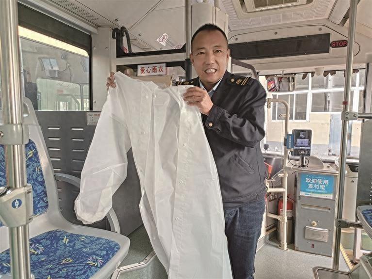 三年善举，爱心雨衣传递温暖，女乘客感恩补还，这是怎样的感人故事？
