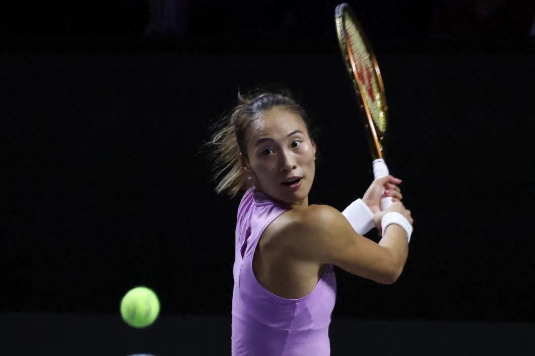郑钦文激战三盘惜败高芙，无缘 WTA 年终总决赛冠军  第1张