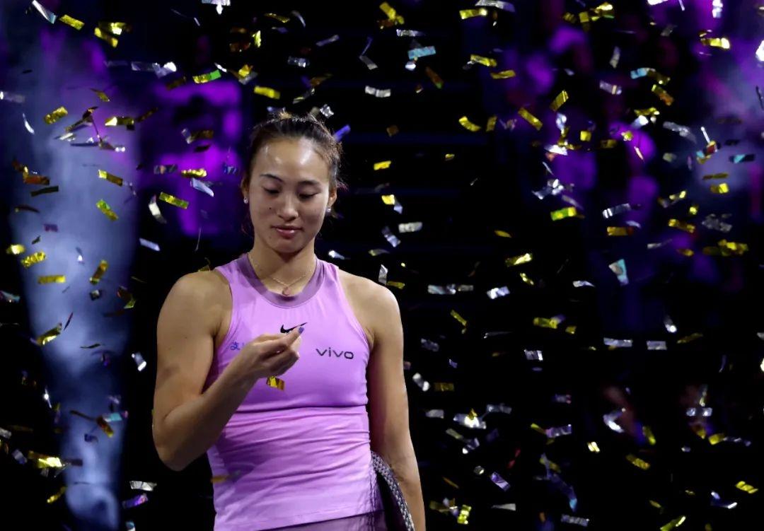 郑钦文激战三盘惜败高芙，无缘 WTA 年终总决赛冠军  第2张