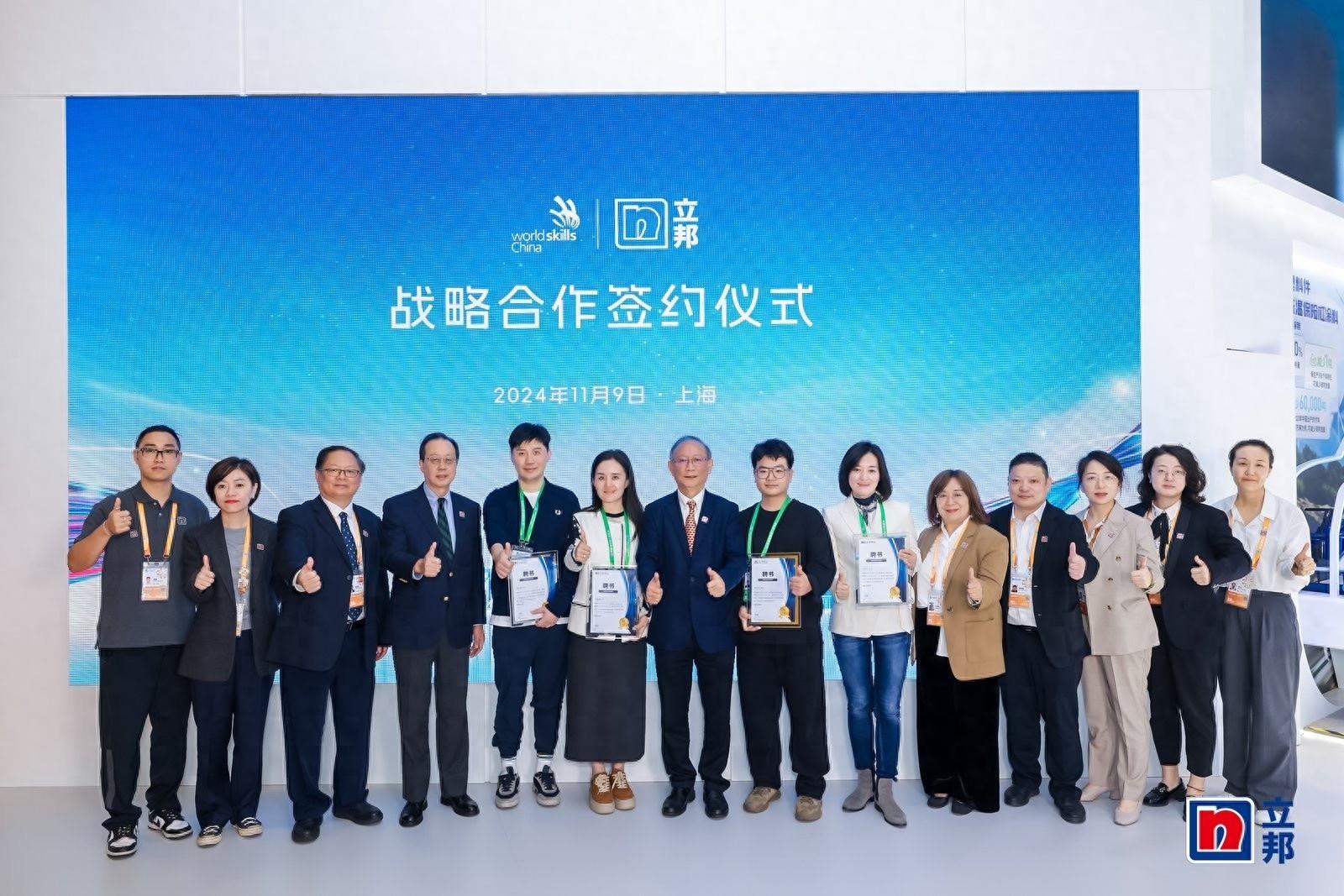 世赛金牌选手进博会巧遇前辈，涂料行业高技能人才短缺问题亟待解决  第1张