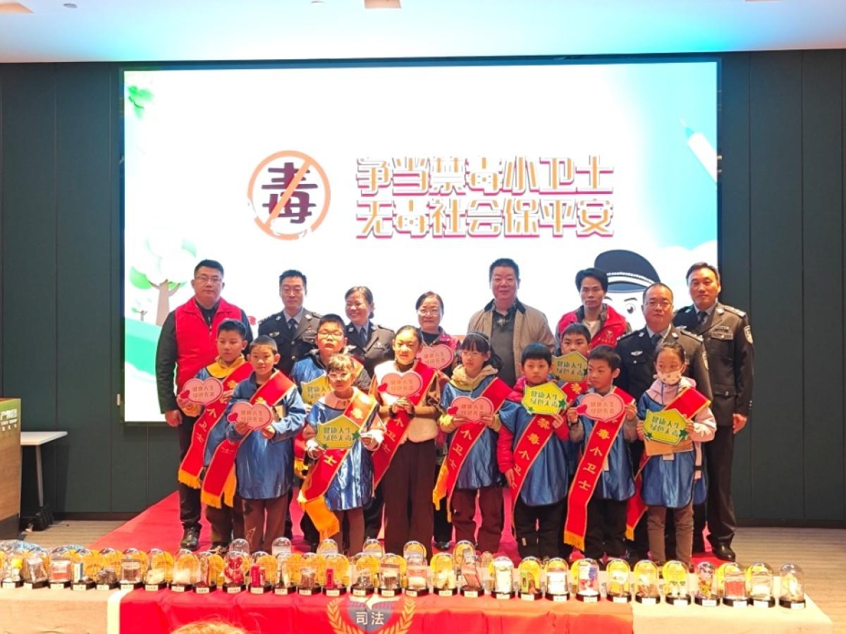 小读者齐聚新华书店，争当禁毒小卫士，无毒社会保平安  第2张