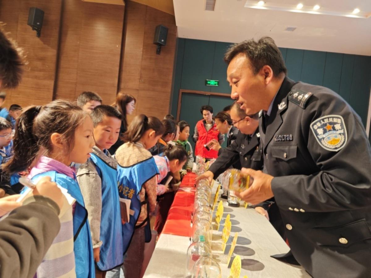 小读者齐聚新华书店，争当禁毒小卫士，无毒社会保平安  第5张