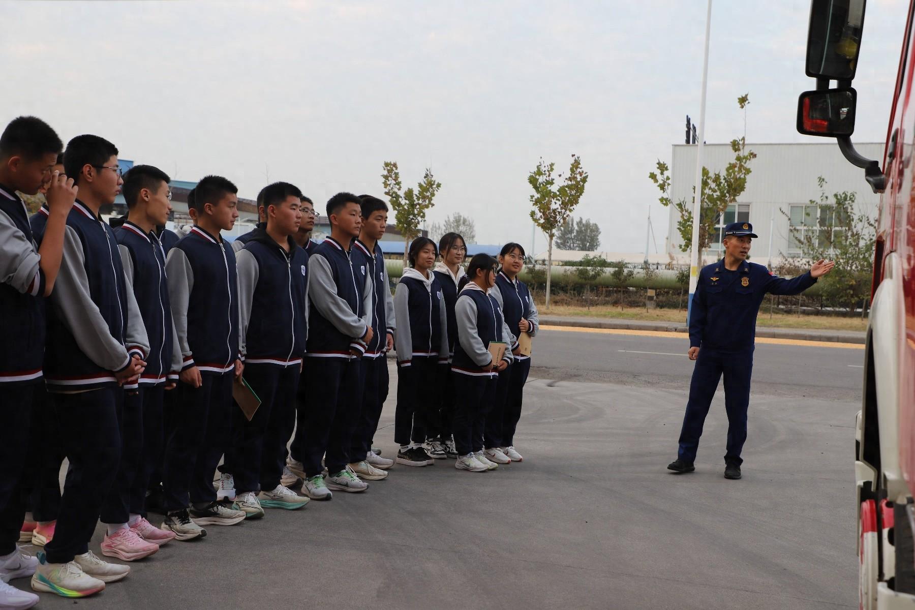 滨州高新区高级中学师生走进消防站，体验蓝朋友的日常工作生活