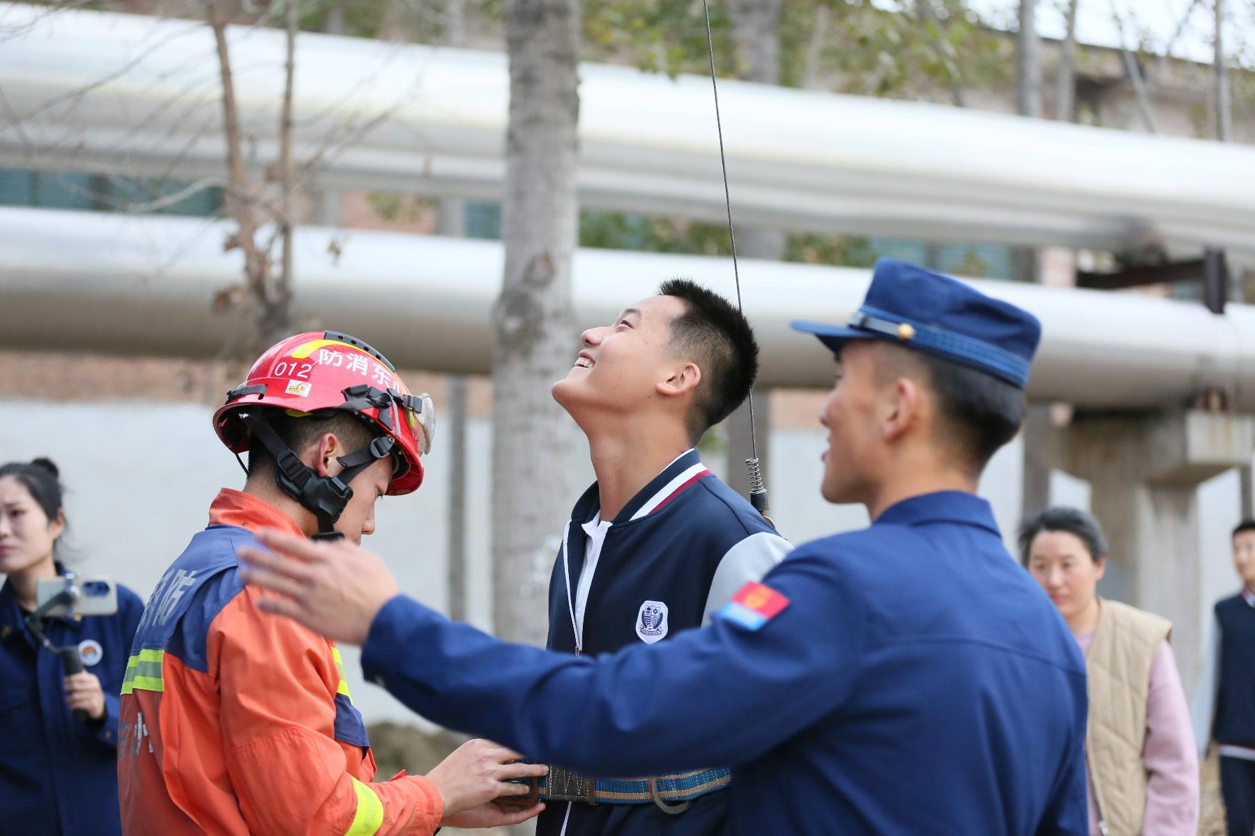 滨州高新区高级中学师生走进消防站，体验蓝朋友的日常工作生活  第2张