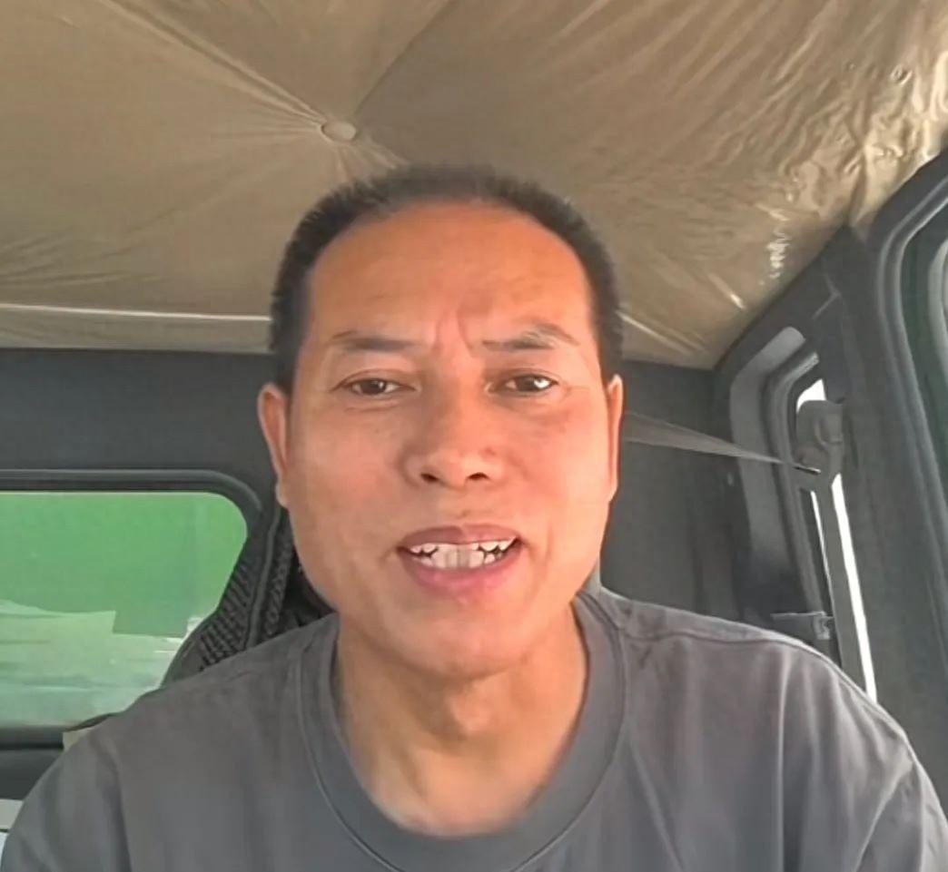 货车司机撞上劳斯莱斯，车主淡定拍照，事后司机竟做出这种选择