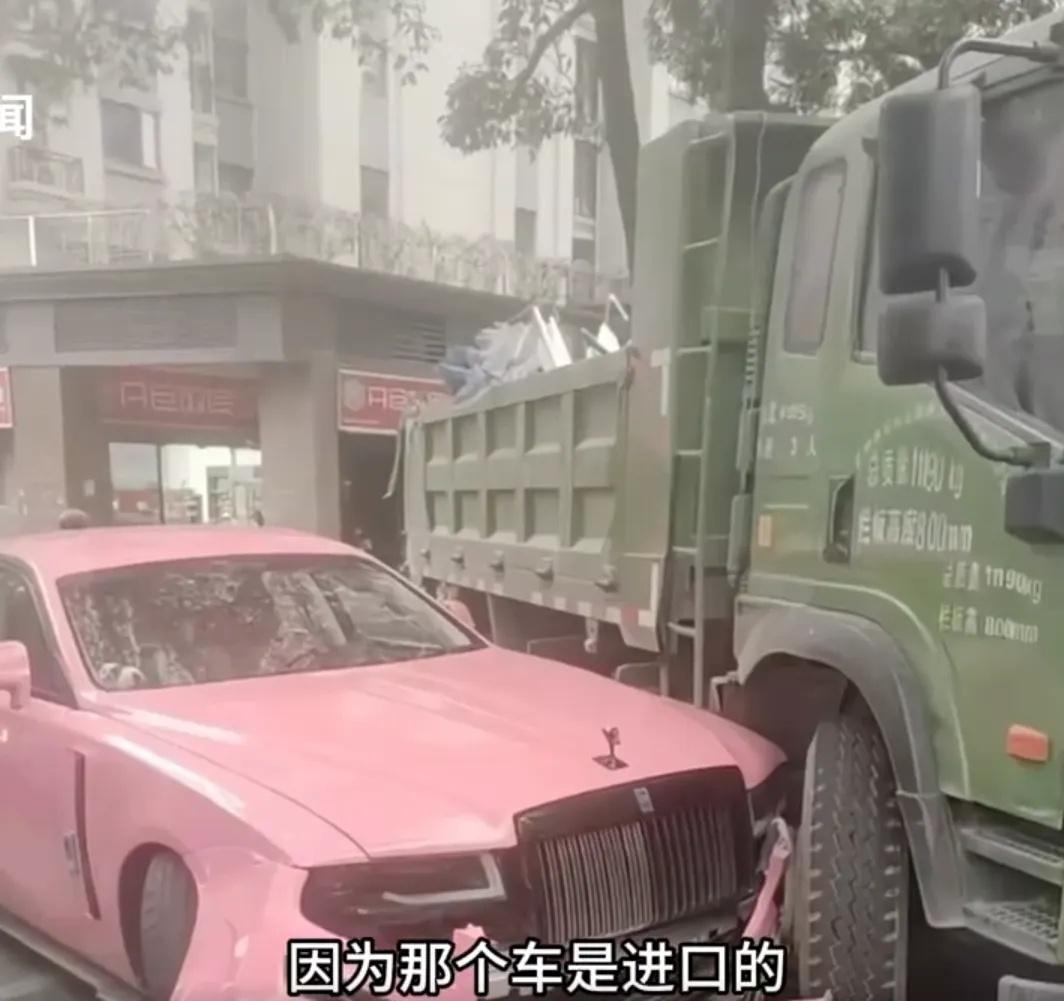 货车司机撞上劳斯莱斯，车主淡定拍照，事后司机竟做出这种选择  第2张