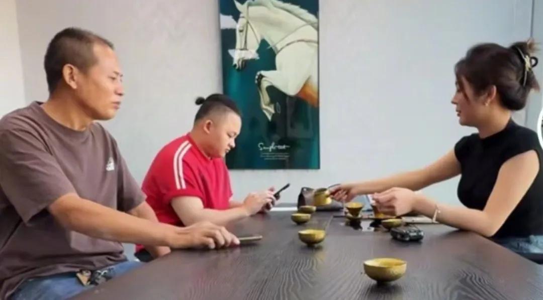 货车司机撞上劳斯莱斯，车主淡定拍照，事后司机竟做出这种选择  第3张