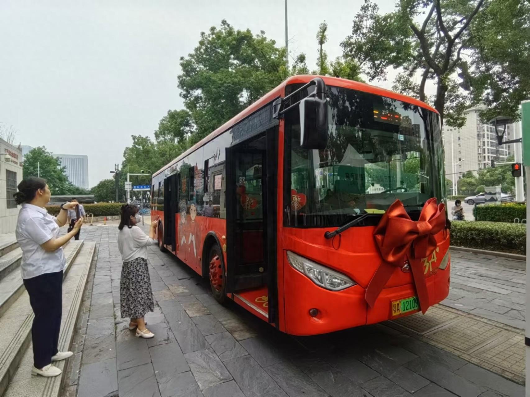 洋女婿定制公交婚车绕武汉两江三镇，你见过吗？  第1张
