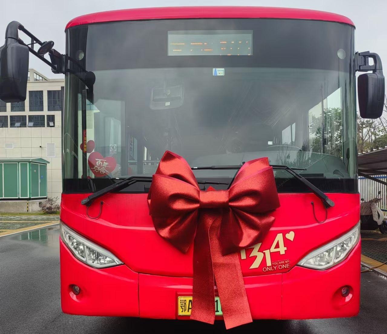 洋女婿定制公交婚车绕武汉两江三镇，你见过吗？  第2张