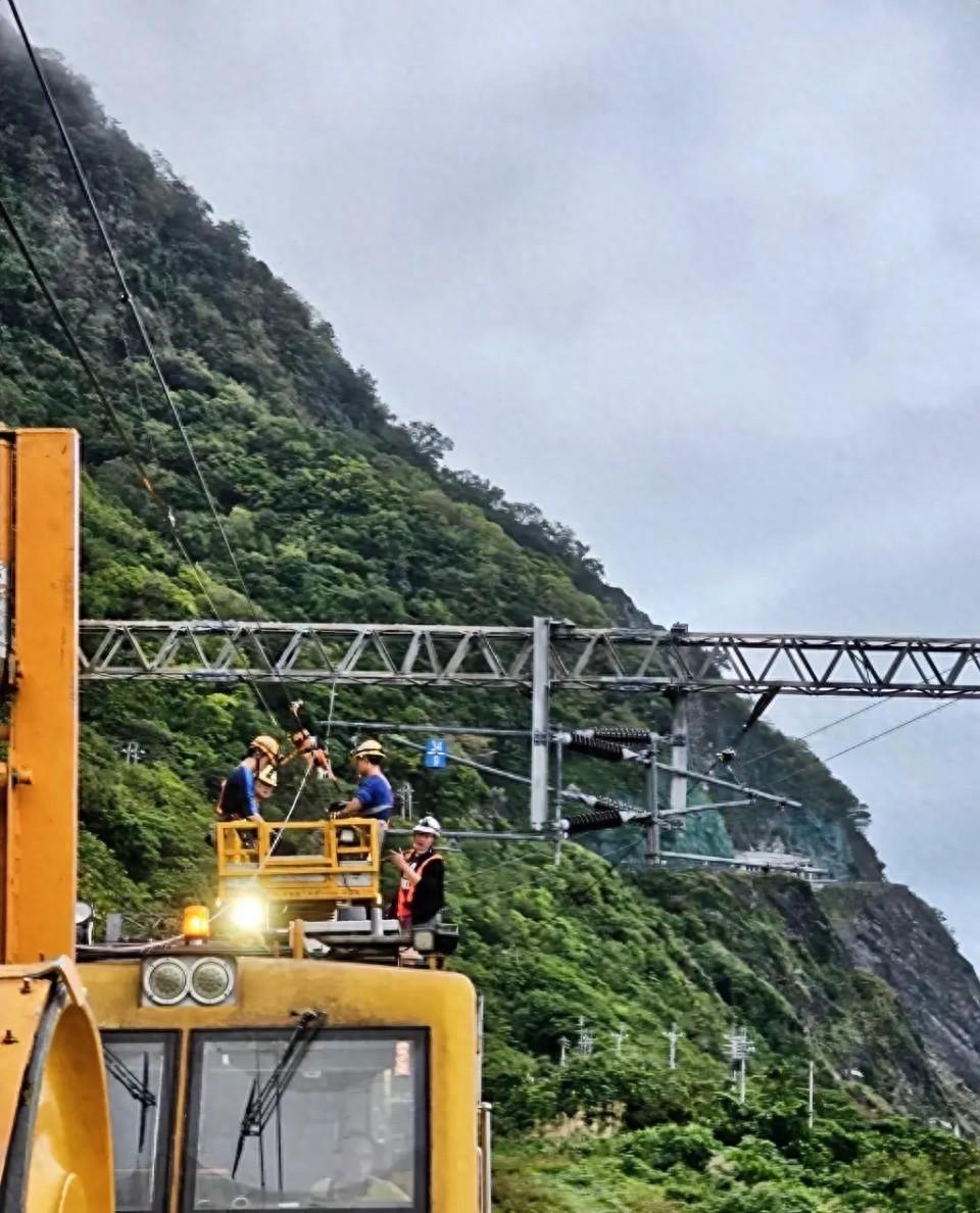 台铁太鲁阁号深夜遭不明物体撞击，百余名乘客紧急疏散  第1张
