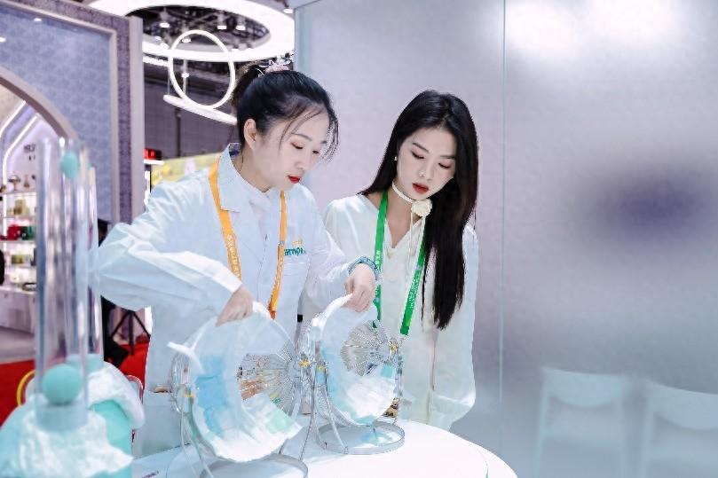 帮宝适携明星产品亮相进博会，纸尿裤新品重磅首秀