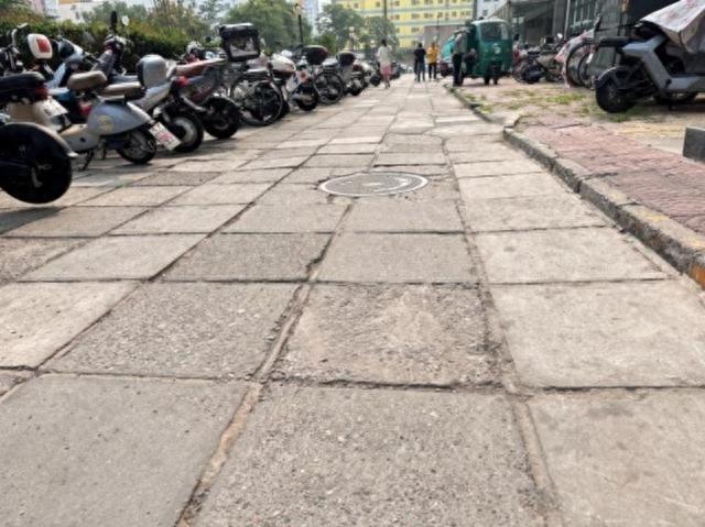 70%老龄居民出行受阻，东丽温泉 5、6 号楼前道路亟待维修