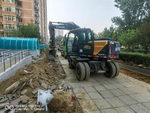 70%老龄居民出行受阻，东丽温泉 5、6 号楼前道路亟待维修  第2张