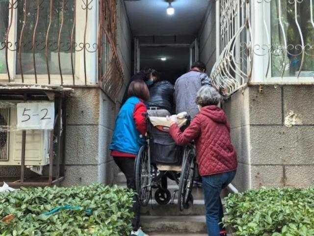 70%老龄居民出行受阻，东丽温泉 5、6 号楼前道路亟待维修  第3张