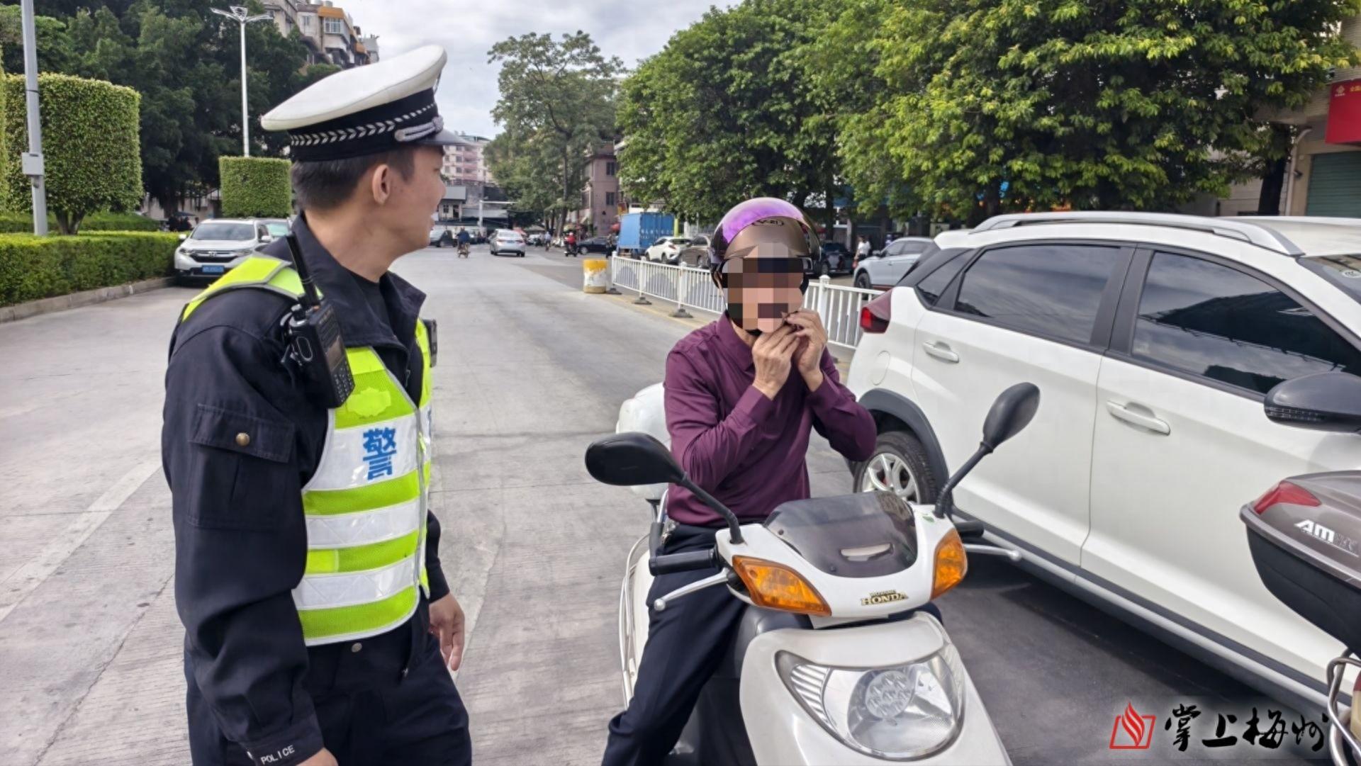 5 人共乘一辆电动车！如此危险行为何时休？  第1张
