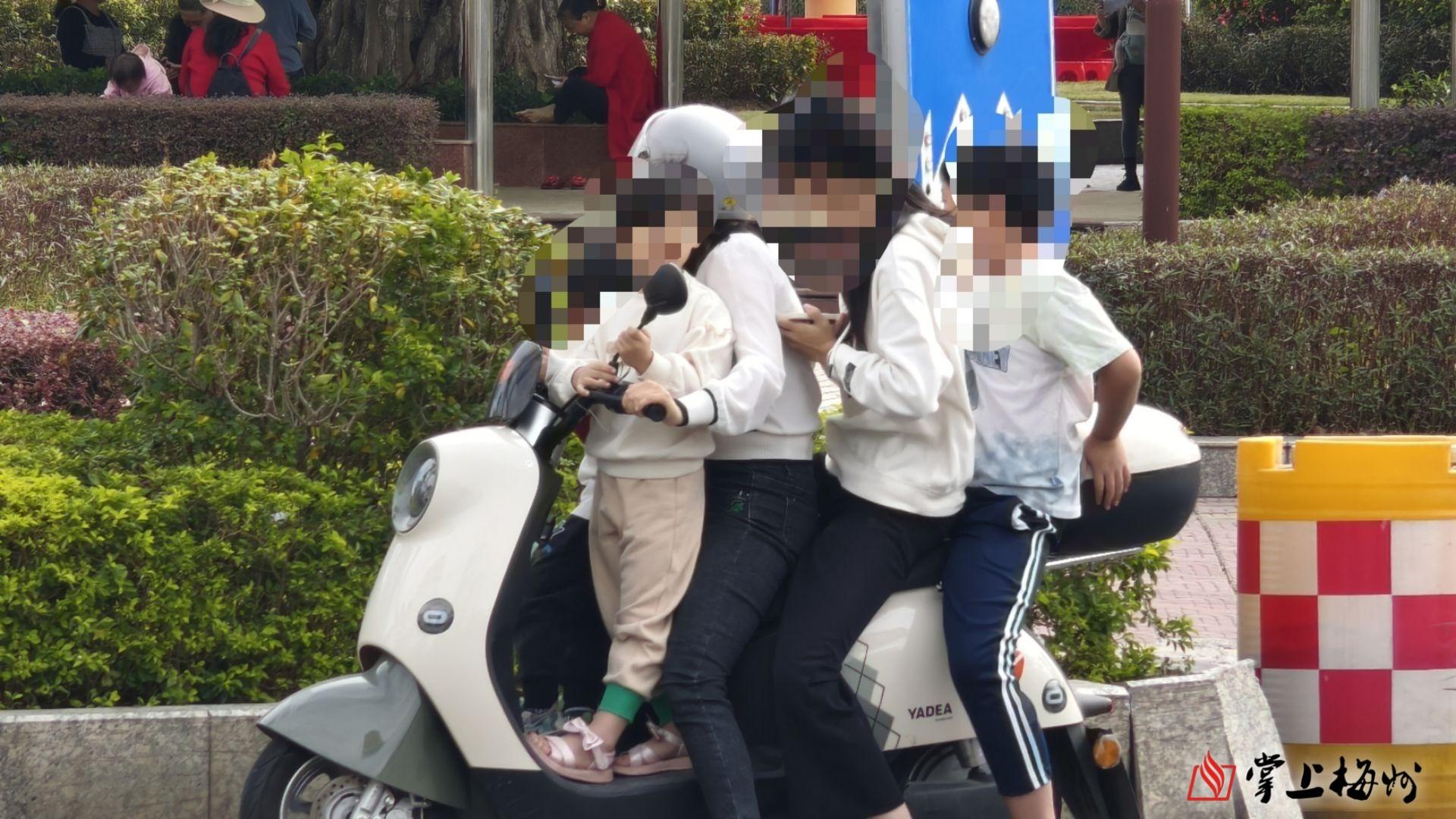 5 人共乘一辆电动车！如此危险行为何时休？  第2张