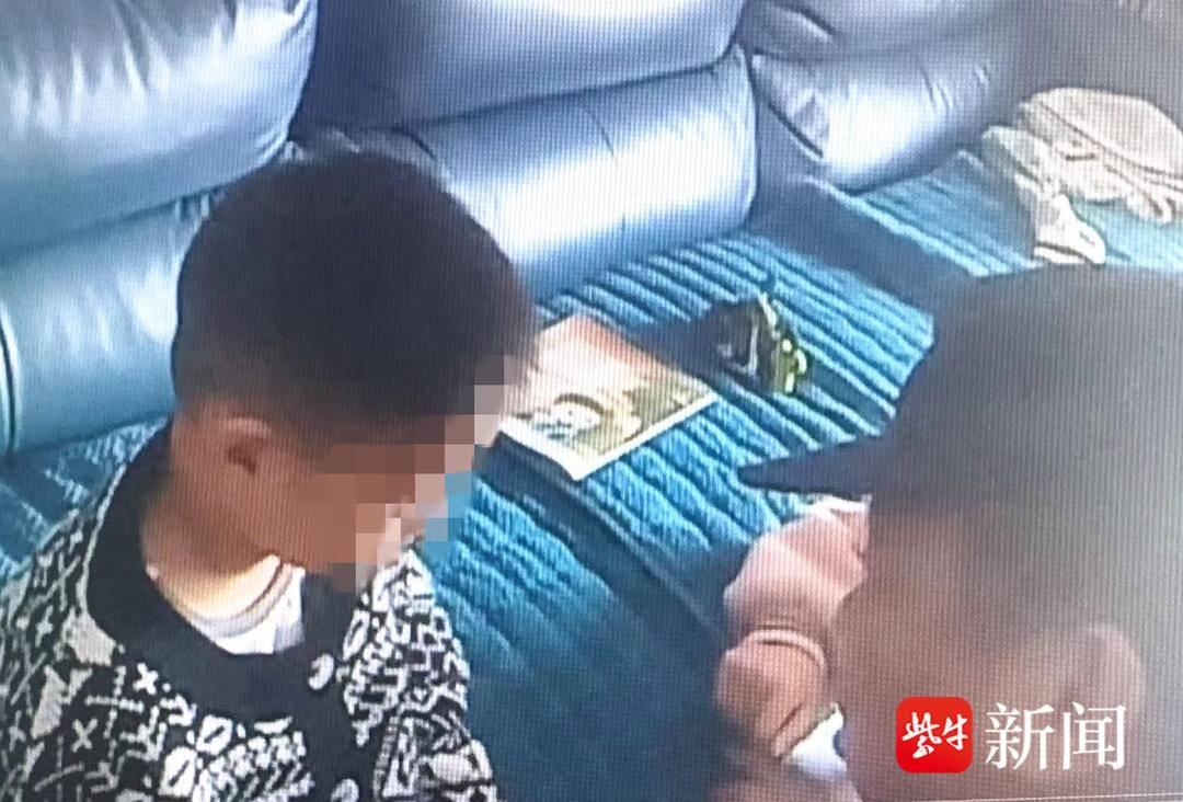 揪心！小孩攀爬门楼命悬一线，民警消防 2 分钟生死营救  第2张
