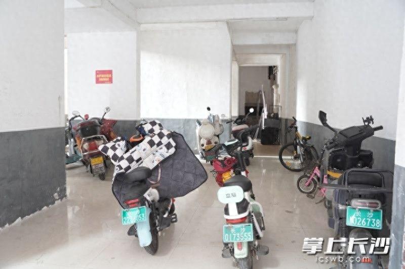 芙蓉区东玺门 L4 栋负一楼地下车库，电动自行车充电端口竟存在严重安全隐患