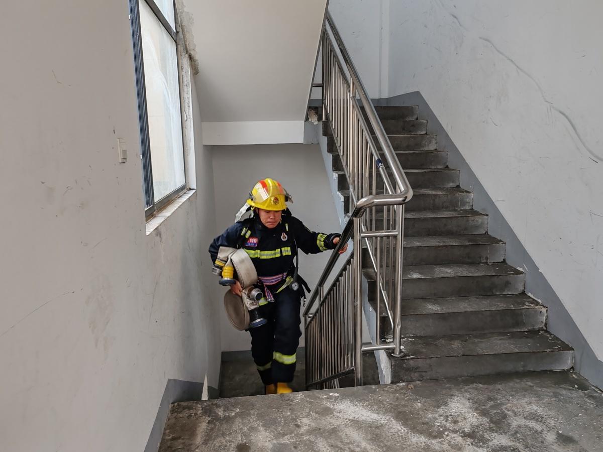 消防比武震撼来袭！3000 米跑、单杠卷身上等项目全面检验消防员综合素质  第3张