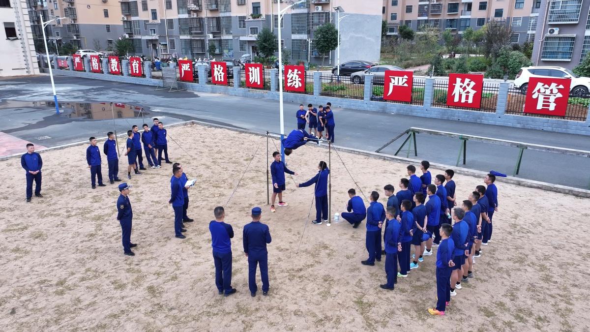 消防比武震撼来袭！3000 米跑、单杠卷身上等项目全面检验消防员综合素质  第5张