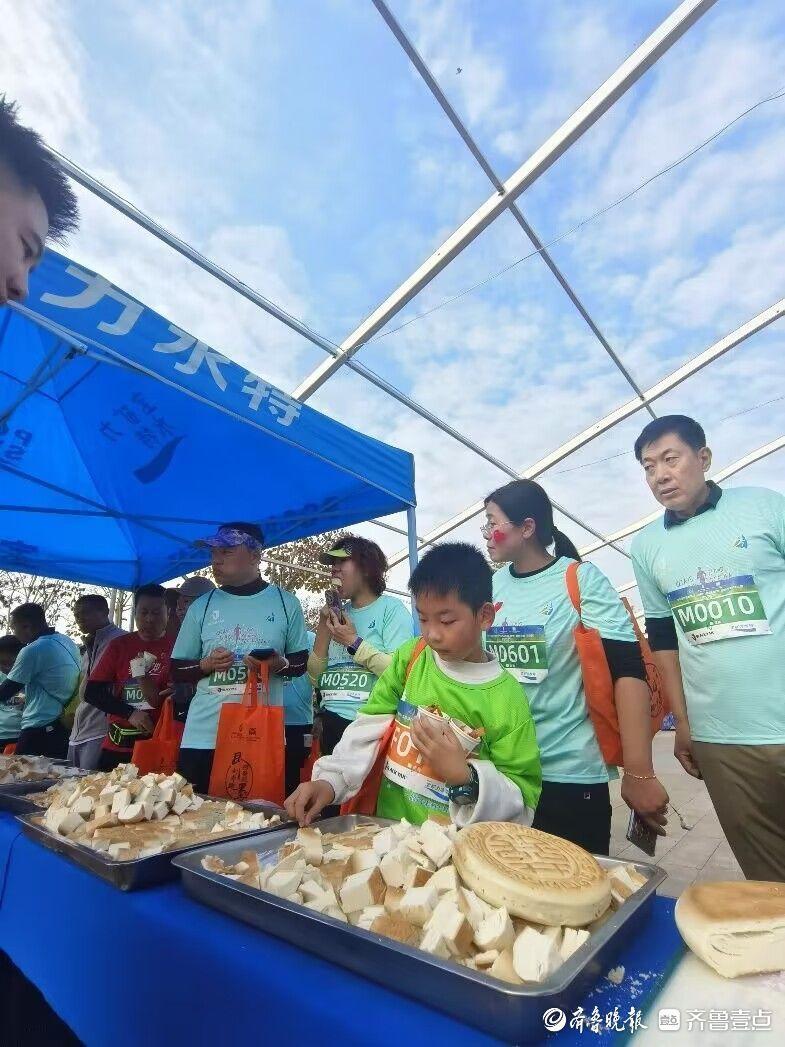 夫妻携手同跑，双双夺冠！2024 年青岛即墨蓝谷半程马拉松圆满落幕  第3张