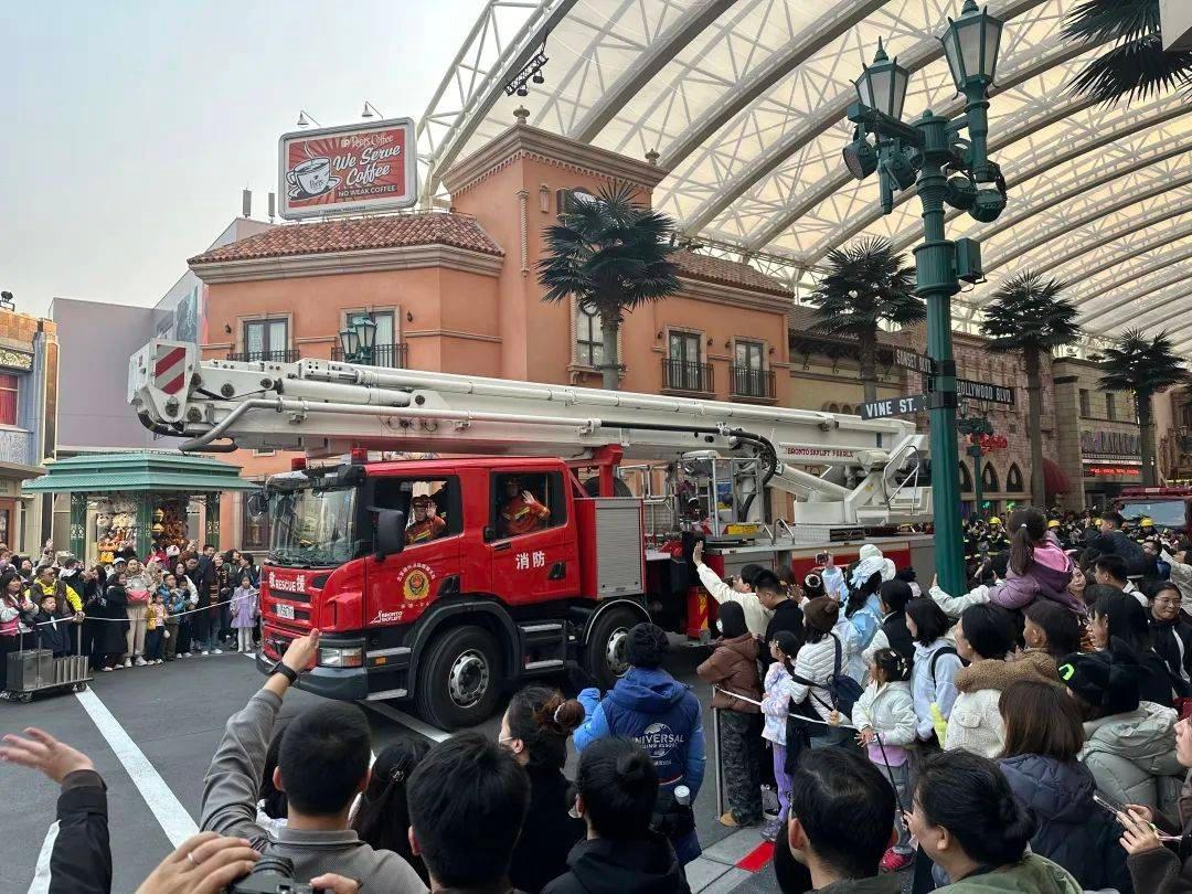 20 名消防员领衔，环球度假区消防巡游车队惊艳亮相，游客纷纷拍照留念  第2张