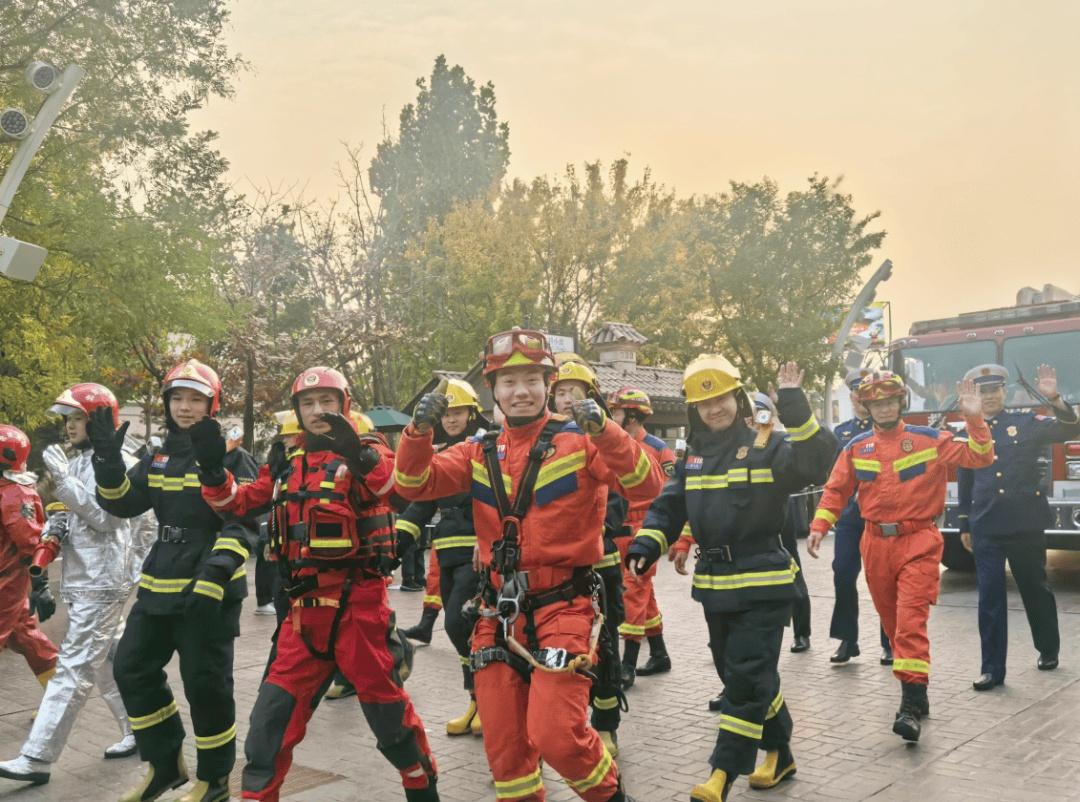 20 名消防员领衔，环球度假区消防巡游车队惊艳亮相，游客纷纷拍照留念  第6张