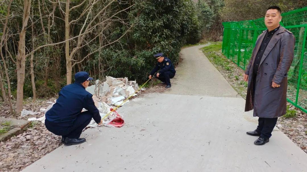 松江城管揪出倾倒装修垃圾的幕后黑手，你猜是谁？  第4张
