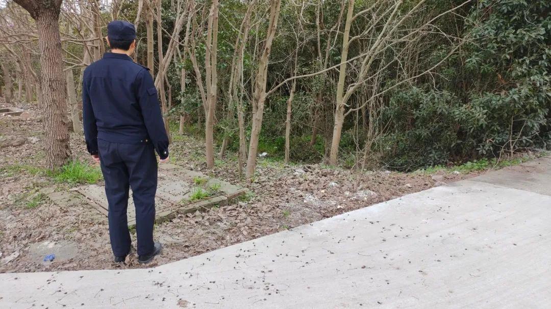 松江城管揪出倾倒装修垃圾的幕后黑手，你猜是谁？  第5张