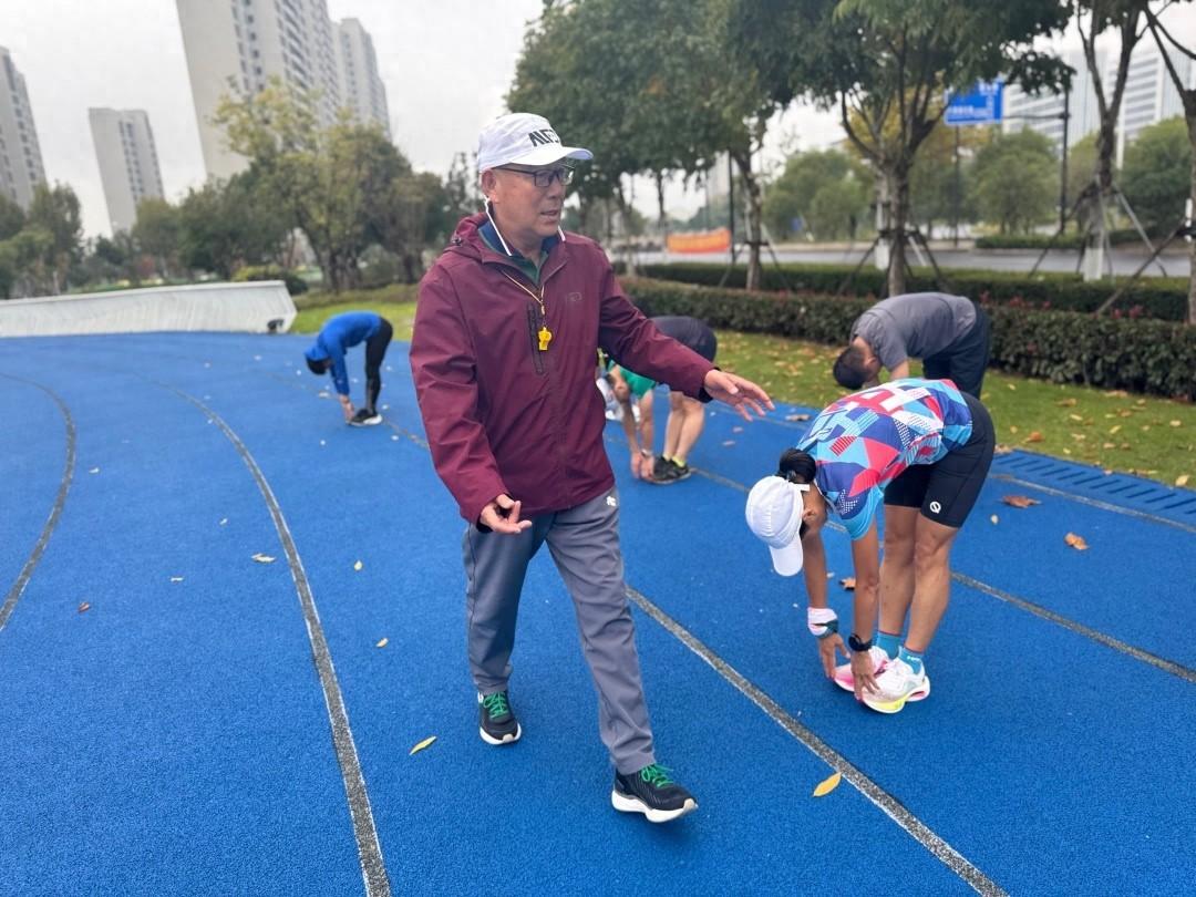 湖州马拉松训练营线下课程开启，跑友们冒雨集结，只为得到胡教练当面指导  第1张