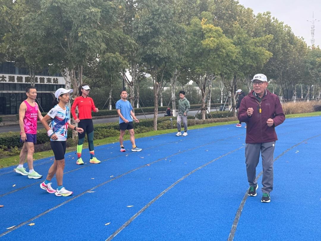 湖州马拉松训练营线下课程开启，跑友们冒雨集结，只为得到胡教练当面指导  第2张