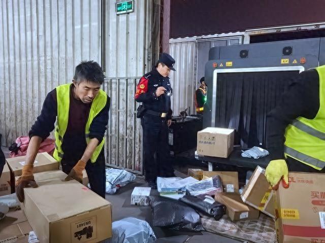 双十一快递列车深夜抵达，黄村货场灯火通明  第1张