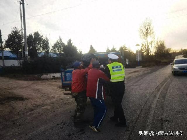 暖心！清水河县交警帮农村大爷搬运遗撒煤炭，这个冬天不再冷  第1张
