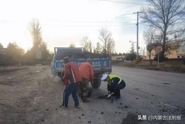 暖心！清水河县交警帮农村大爷搬运遗撒煤炭，这个冬天不再冷  第2张