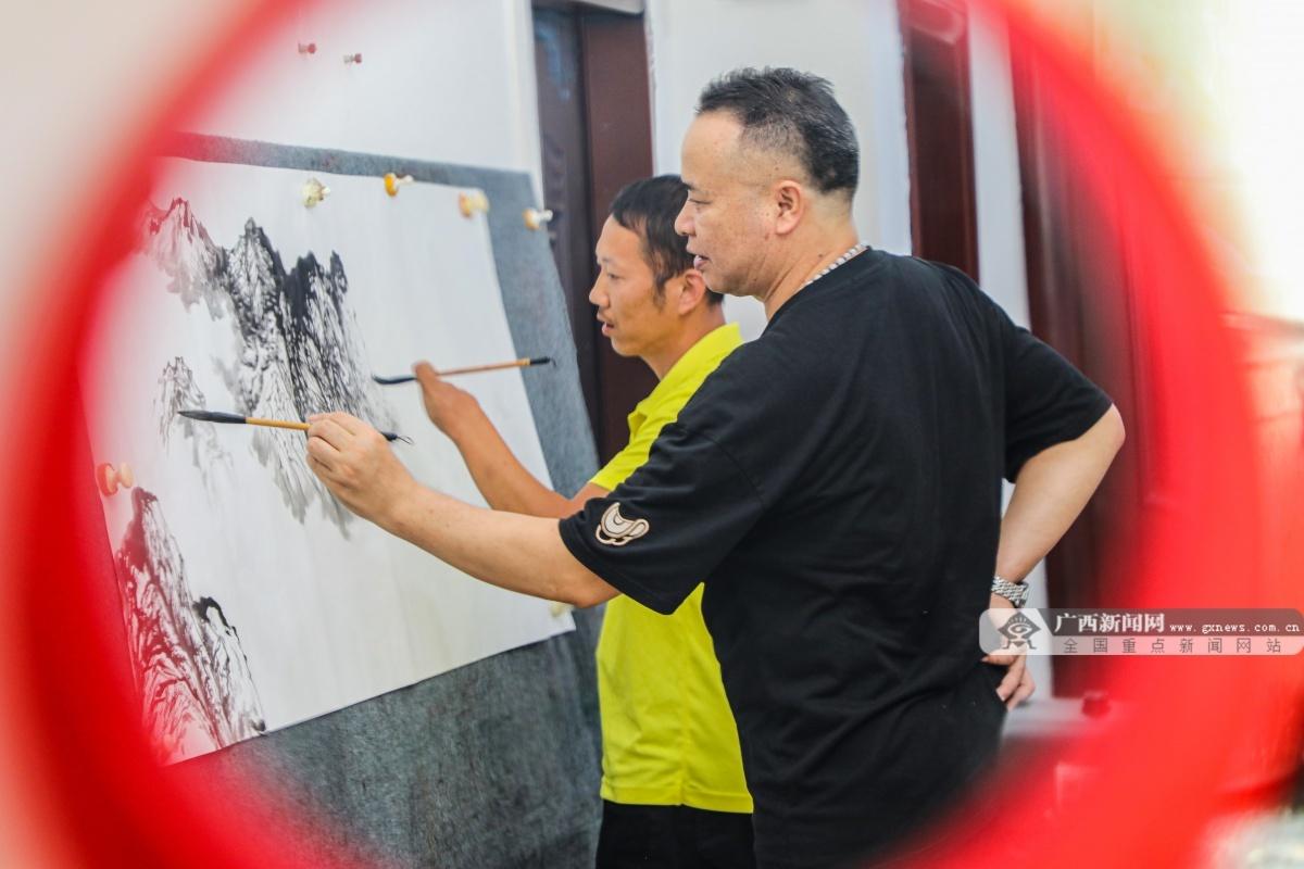 一根手指如何作画谋生？这位画家的故事令人惊叹  第3张