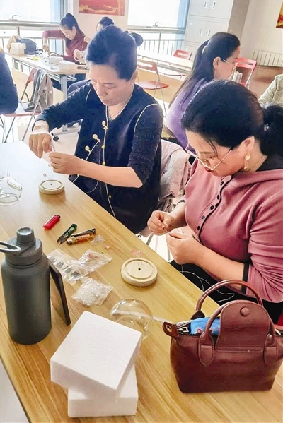 亲手点亮生活之美：东丽区文化馆郁金香小夜灯制作活动温馨回顾  第1张