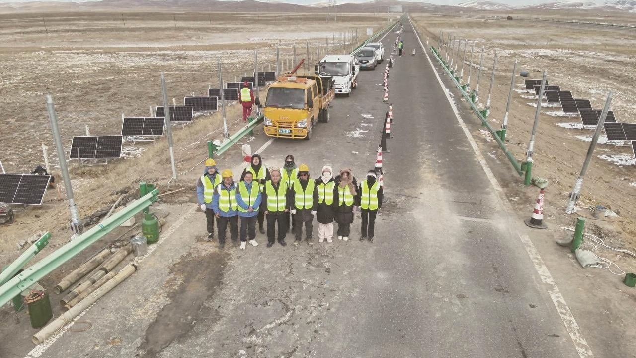 青海共玉高速试验段建成：光伏太阳能供电，热棒全时段工作，冻土退化减缓